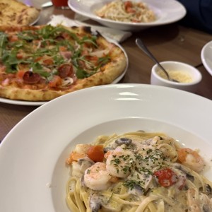 Fetuccine funghi gamberi y pizza wanda