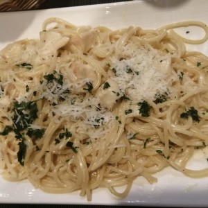Spagetti de pollo y salsa blanca