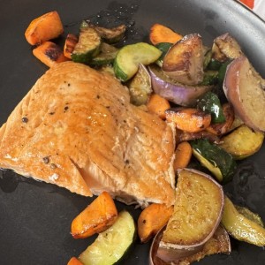 Salmon con vegetales  a la plancha