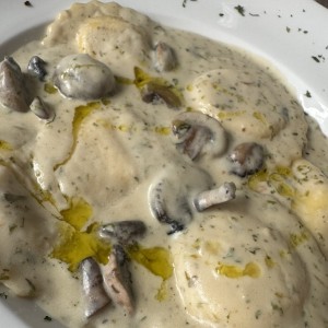 Raviolis de queso con salsa de hongos