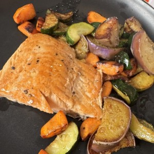Salmon a la plancha con vegetales salteados