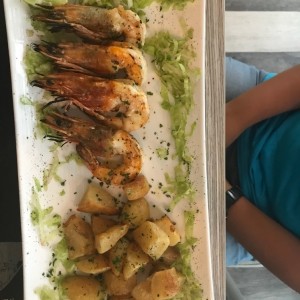 langostinos a la parrilla con papa al horno