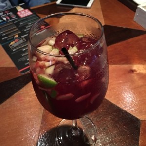 rica sangria, le falta un toque mas de alcohol pero tiene un toque creo que de hierbabuena