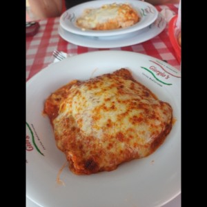 Lasagna con carne gratinada con salsa
