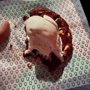 Galleta xl red velvet con helado de vainilla