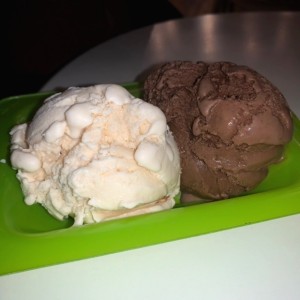 helado en vaso de vainilla con chocolate