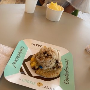cookie de mnm con helado de moca