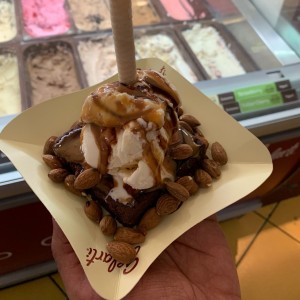 Brownie con helado.