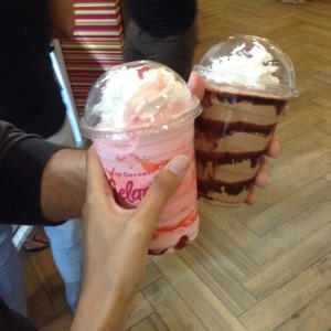 batido de frutos del bosque y batido de chocolate belga