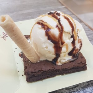 brownie con helado