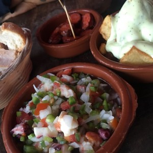 ceviche, chorizo al infierno y papas bravas.