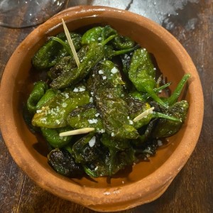Pimientos del padron, la tradicion dice que a quien les toca el pimiento picante paga la cuenta?