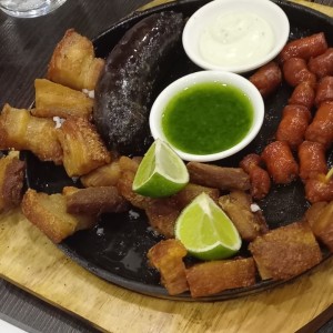 chicharroncitos, morcilla, choricitos