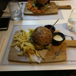 Hamburguesa Bovi con papitas