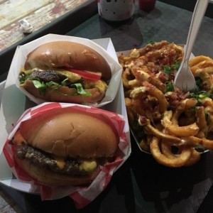Hamburguesa Anti y Highway con papas curly