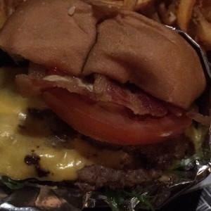 hamburguesa de carne con bacon