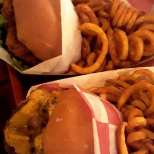 hamburguesa de pollo y carne