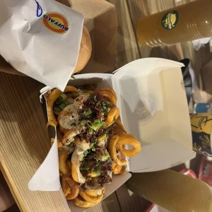 Buffalo chicken + papas anti + limonada