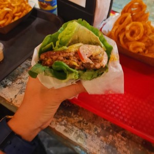Antiburger envuelta en lechuga (keto)
