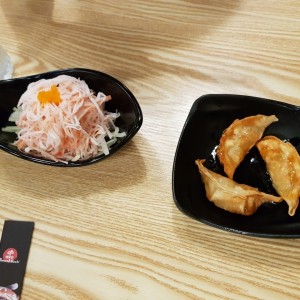 Kani salad y Gyosas.