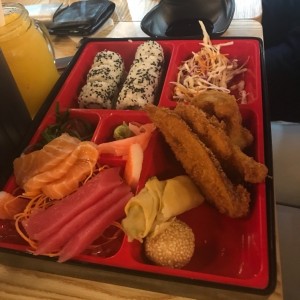 bento con shashimi y rollo de sushi