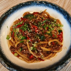 Mongolian con fideos de udon