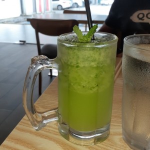 limonada con hierba buena