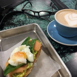 avocado toast y chai latte