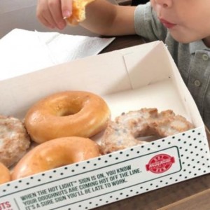 caja variada de donuts