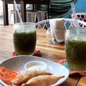empanada de pollo y limonada con hieba buena