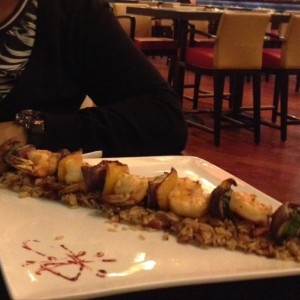 brocheta de camaron y vegetales