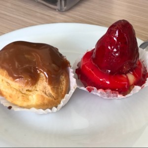 mini postres. tartaleta de fresa y profiterol de dulce de leche