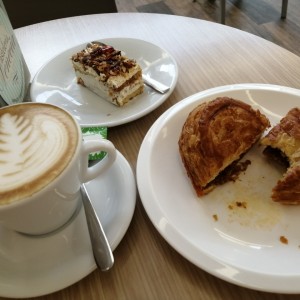 capuchino, pastelito de carne y un rico mini dulcesito con caramelo crocante