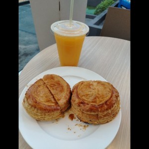 Pastelitos carne y jugo de naranja