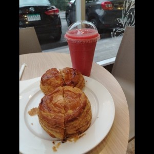 Pastelitos de carne y smoothie fresa 