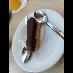 Eclair de chocolate relleno de chocolate 