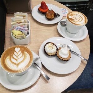 Mini Dulces variados con Capuchino