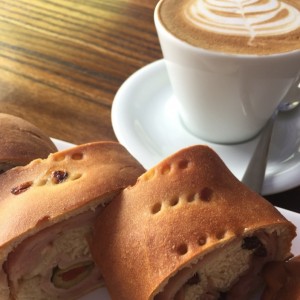 capuccino y mini pan de jamon.