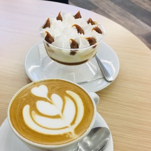 tres leches tradicional / cafe latte