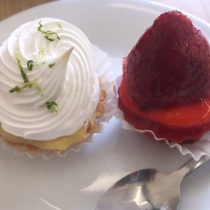 tartaleta de limon y una de fresa