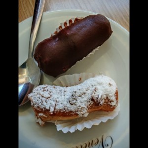 Eclair de chocolate y de amaretto 