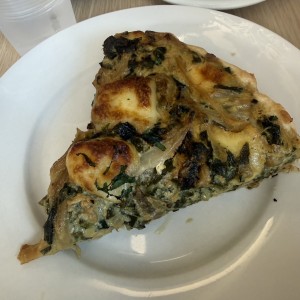 Quiche de Queso Feta, Cebollas Caramelizadas y Espinacas