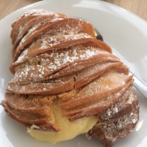 Cola de langosta rellena con crema