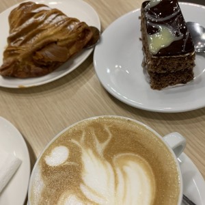 Capuccino, dulce de chocolate, cola de dulcce de leche