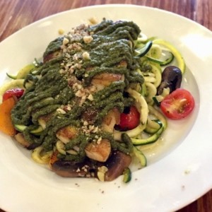 pescado sobre spaguetti de zucchini