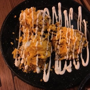 patacones con pollo, queso y mayonesa