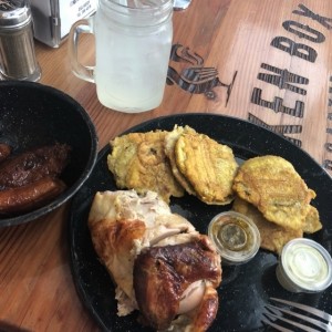 pollo asado con dos guarniciones
