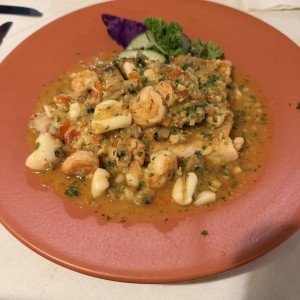 Filete de corvina con mariscos