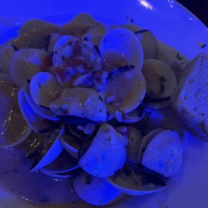 Almejas al Ajillo