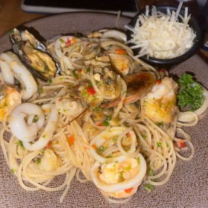Pasta al oleo con mariscos